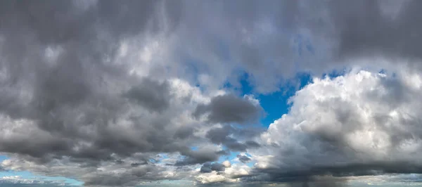 Фантастичні темні грозові хмари, панорама неба — стокове фото