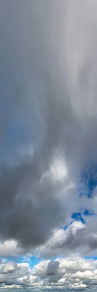 Fantásticas nubes contra el cielo azul, panorama —  Fotos de Stock