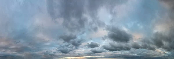 Fantastische dunkle Gewitterwolken, Himmelspanorama — Stockfoto