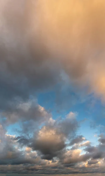 Fantásticas nuvens ao nascer do sol, panorama vertical — Fotografia de Stock