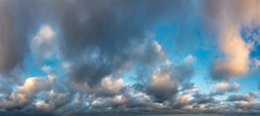 Güneş doğarken fantastik bulutlar