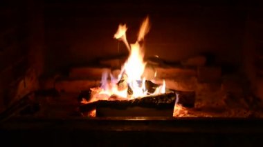 şöminede ateş. yangında yanan odun closeup
