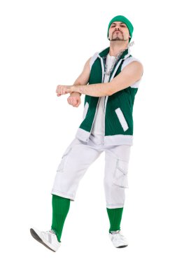 Göl kenarında beyaz dans komik cüce gibi giyinmiş dostça adam