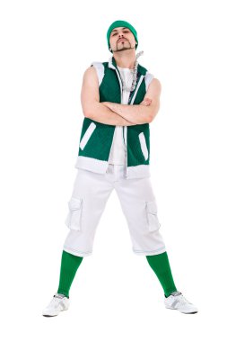 Göl kenarında beyaz poz komik cüce gibi giyinmiş dostça adam