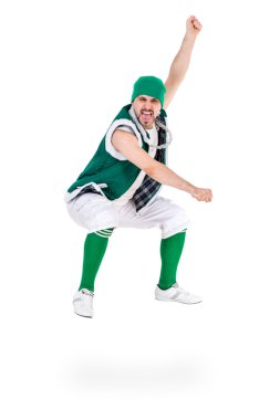 Göl kenarında beyaz üzerinde atlama komik cüce gibi giyinmiş dostça adam