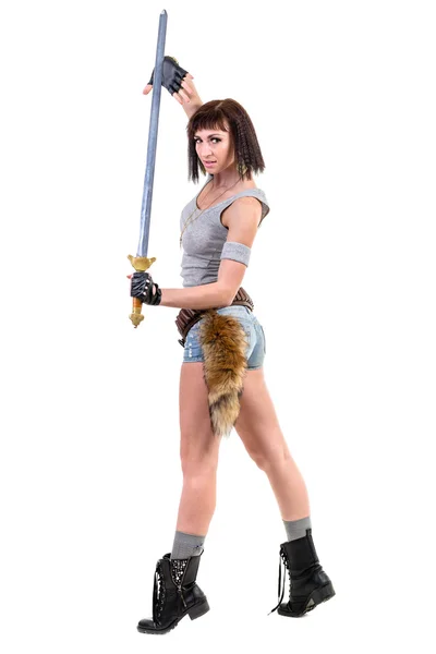 Joven guerrera sosteniendo espada — Foto de Stock