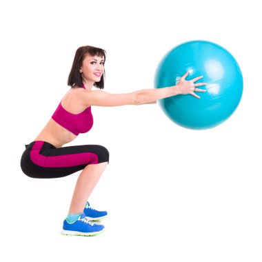 Genç, gülümseyen kadın spor yapıyor.