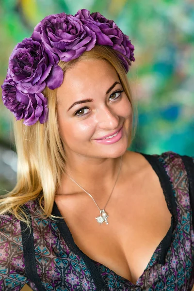 Retrato de belleza de una joven bonita con corona de flores en el pelo — Foto de Stock