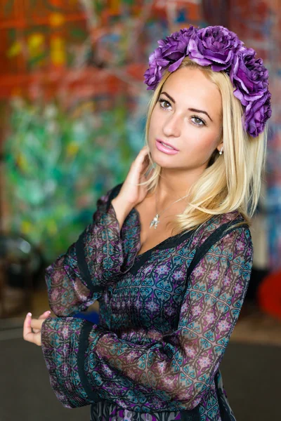 Retrato de belleza de una joven bonita con corona de flores en el pelo — Foto de Stock
