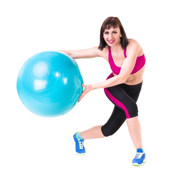 Ung leende kvinna gör motion med fitball — Stockfoto