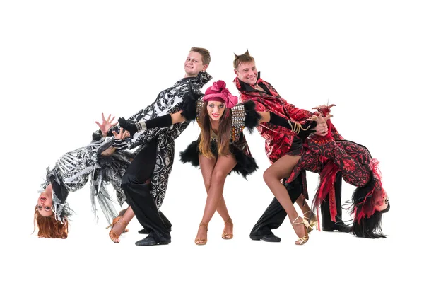 身穿狂欢节服装跳舞的舞者团队 — 图库照片