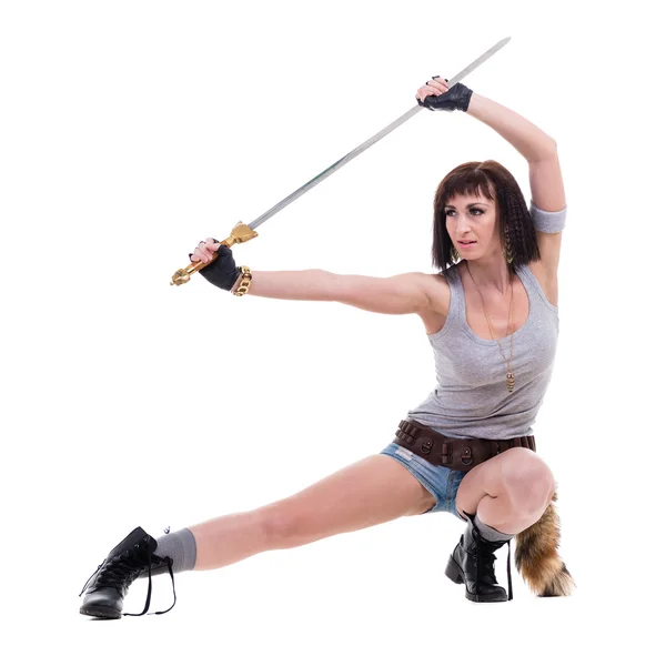 Joven guerrera sosteniendo espada, aislada en blanco — Foto de Stock