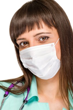 Cerrahi maske takan kadın doktor.