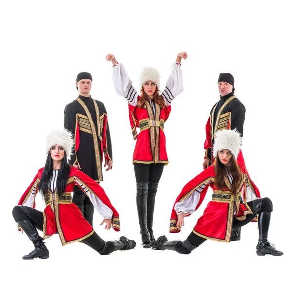 Équipe de danseurs portant des costumes folkloriques montagnards caucasiens — Photo