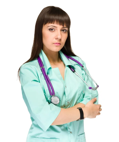 Allvarliga sjuksköterska, unga kvinnliga läkare isolerad på vit bakgrund. — Stockfoto