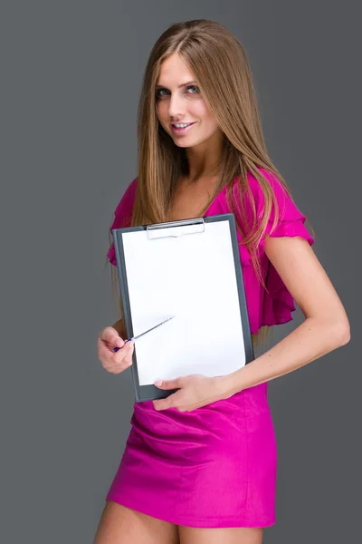 Smiling young business woman showing blank signboard — Stock Photo, Image