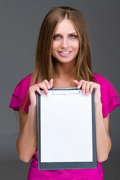 Lachende jonge zakenvrouw weergegeven leeg bord: — Stockfoto