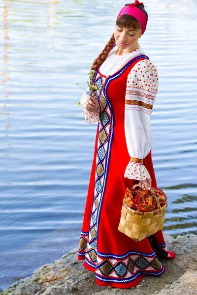 川の近くの若いブルネットの女性 — ストック写真