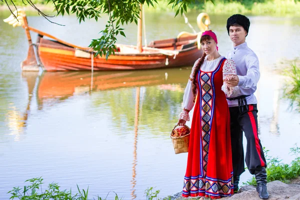 Jeune couple près de la rivière — Photo