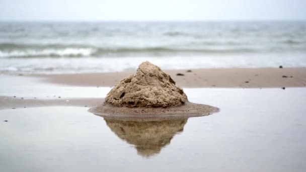 Castillo de arena en la playa — Vídeos de Stock