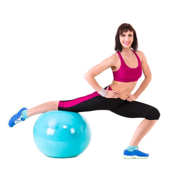 Mladá usmívající se žena dělá cvičení s fitball — Stock fotografie