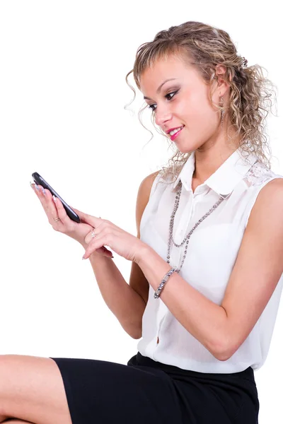 Sonriente mujer joven sosteniendo el teléfono inteligente en blanco — Foto de Stock