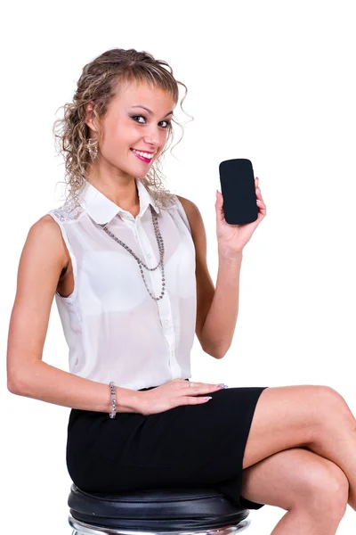 Sorrindo jovem mulher segurando em branco telefone inteligente — Fotografia de Stock