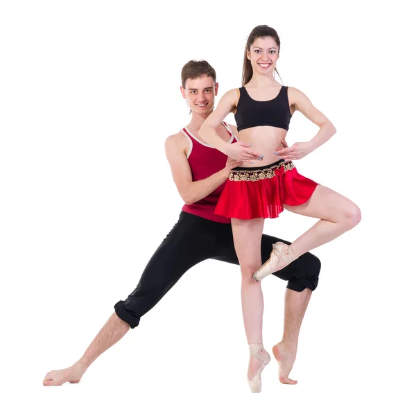 Lunghezza completa della giovane coppia di balletti che balla su sfondo bianco — Foto Stock