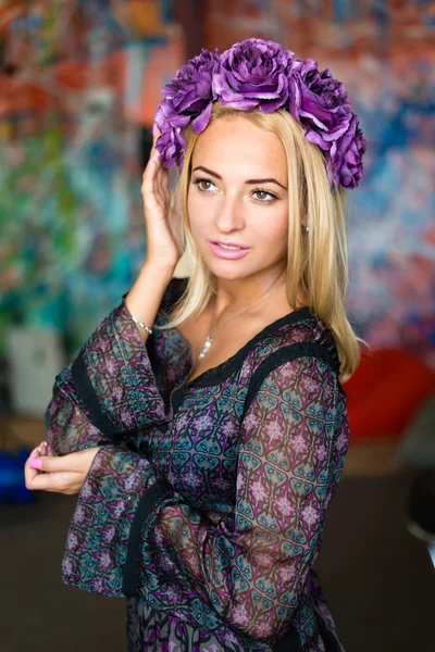 Retrato de belleza de una joven bonita con corona de flores en el pelo — Foto de Stock