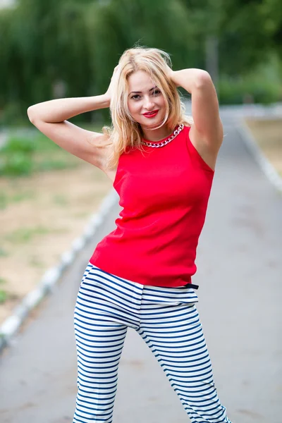Beautiful young woman in the park — Stock Photo, Image