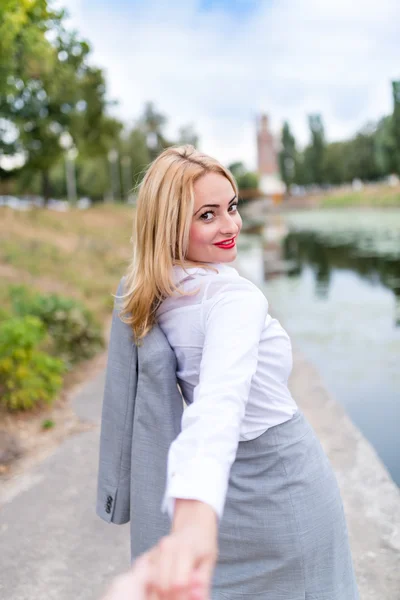 Beni takip et, güzel seksi iş kadını elinden tutar