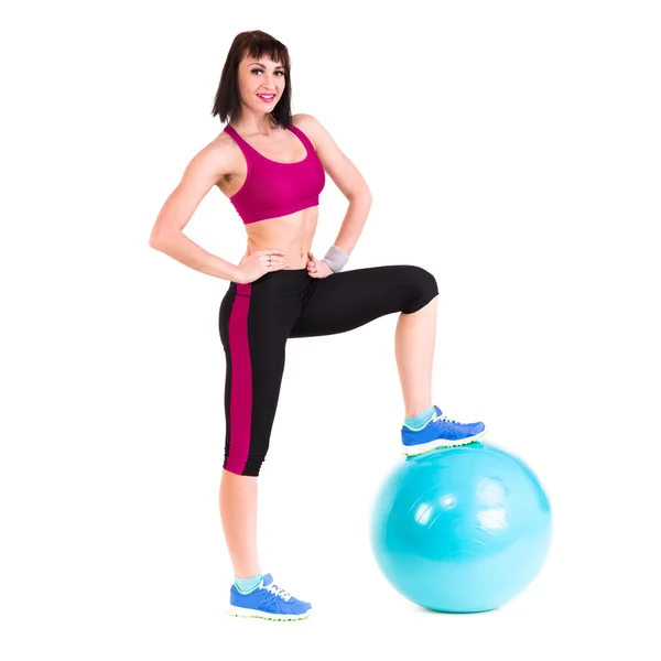 Giovane donna sorridente fa esercizio con fitball — Foto Stock