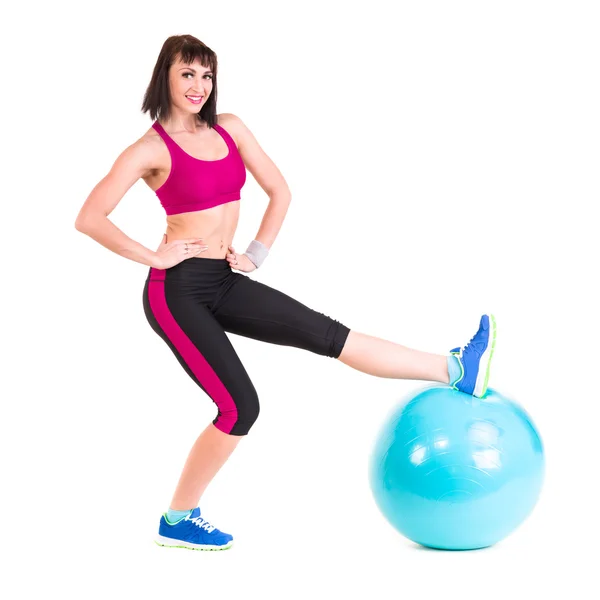 Giovane donna sorridente fa esercizio con fitball — Foto Stock