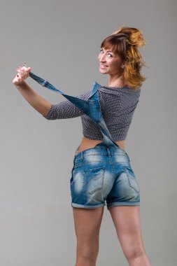 gri izole seksi genç kadın