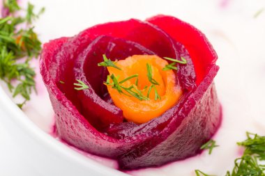 Pancar, havuç, yoğurt ve taze otlar ile soğuk çorba