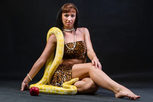女人与一条蛇，拿着红红的苹果 — 图库照片