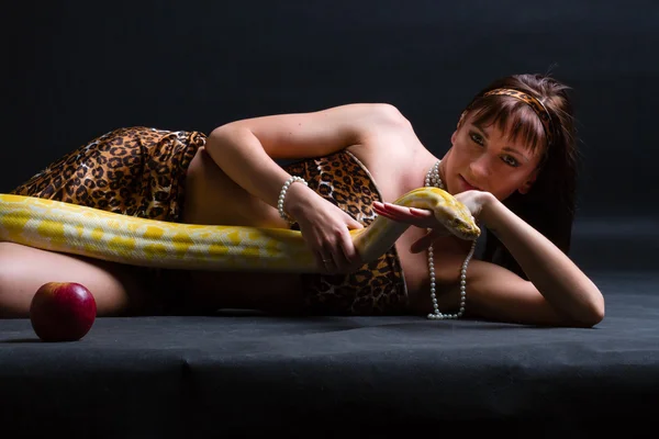 Mulher com uma cobra segurando maçã vermelha — Fotografia de Stock