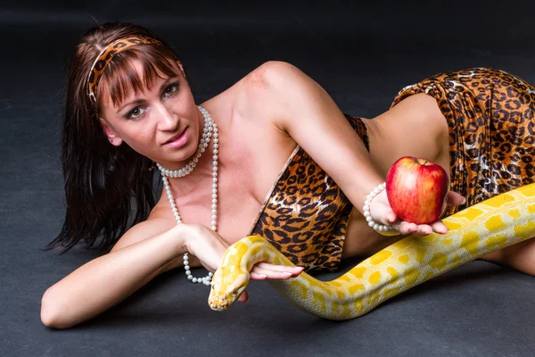 Femme avec un serpent tenant la pomme rouge — Photo