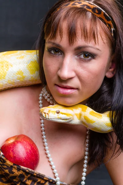 赤いリンゴを保持しているヘビを持つ女性 — ストック写真
