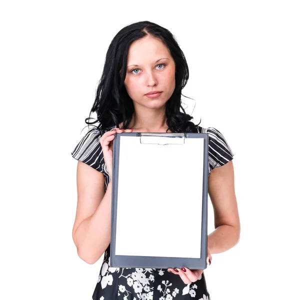 Sorrindo jovem empresária mostrando placa em branco sobre branco — Fotografia de Stock