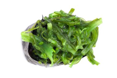 Suşi böreği beyaza izole edilmiş.