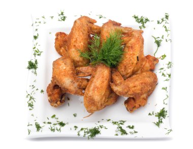 Kızarmış tavuk kanatları beyaz
