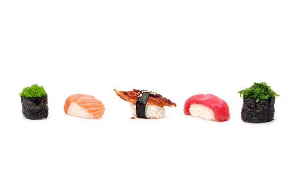 Rotolo di sushi isolato su bianco — Foto Stock