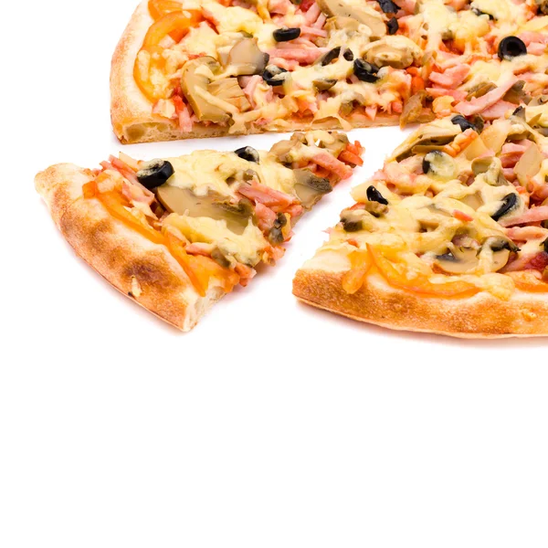 Pizza au fromage et jambon isolé sur blanc — Photo