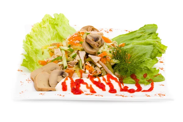 Salada com verduras variadas, carne de porco frita, cenouras, croutons, queijo parmesão e cogumelos — Fotografia de Stock
