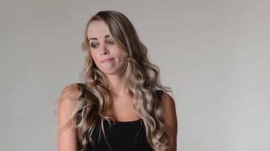 genç kadın şüpheci görünüyor