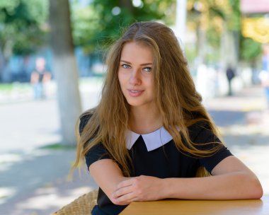 Park 'taki genç iş kadını.