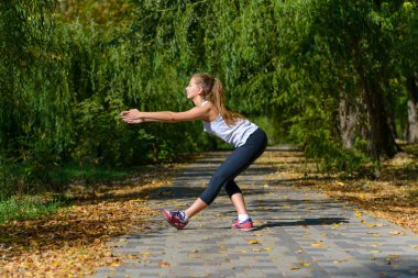 çekici bir kadın açık germe