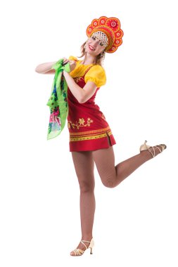 Dans bir halk kostümleri giyen genç kadın. Tam uzunlukta beyaz izole.