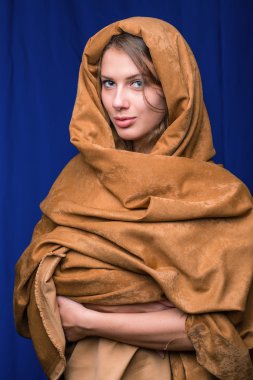 Güzel yüz genç kadın Hood yakın çekim